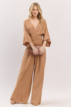 Cargar imagen en el visor de la galería, Jumpsuit Camel de Caída Fluida