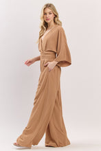 Cargar imagen en el visor de la galería, Jumpsuit Camel de Caída Fluida