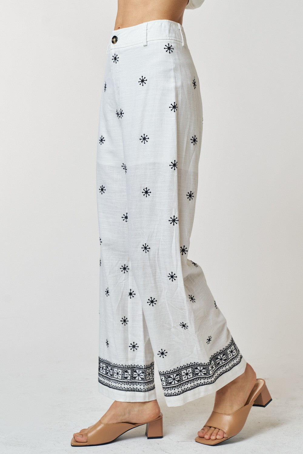 Descubre nuestro pantalón largo y ancho de lino con bordado paisley y cierre de botones