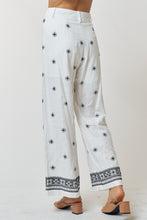 Cargar imagen en el visor de la galería, Descubre nuestro pantalón largo y ancho de lino con bordado paisley y cierre de botones