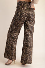 Cargar imagen en el visor de la galería, Pantalon animal print