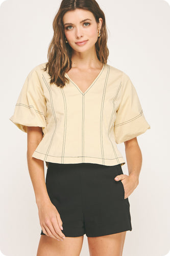 Blusa minimalista con volumen