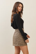 Cargar imagen en el visor de la galería, Top negro con espalda escotada