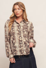 Cargar imagen en el visor de la galería, Blusa con estampado snake print