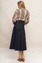 Cargar imagen en el visor de la galería, Blusa con estampado snake print