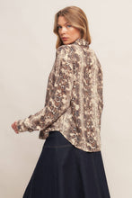 Cargar imagen en el visor de la galería, Blusa con estampado snake print