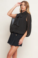 Cargar imagen en el visor de la galería, Blusa de lunares