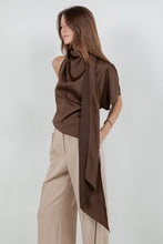 Cargar imagen en el visor de la galería, Top asimetrico marrron