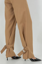 Cargar imagen en el visor de la galería, Set de chaqueta  Camel con Detalle en Tobillo