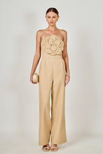 Cargar imagen en el visor de la galería, Jumpsuit Strapless Camel con Flor 3D