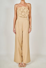 Cargar imagen en el visor de la galería, Jumpsuit Strapless Camel con Flor 3D