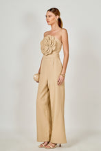 Cargar imagen en el visor de la galería, Jumpsuit Strapless Camel con Flor 3D