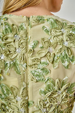 Cargar imagen en el visor de la galería, Vestido Midi Verde con Aplicaciones Florales 3D