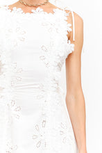 Cargar imagen en el visor de la galería, Vestido Midi Blanco con Encaje Floral