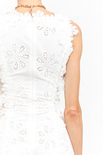 Cargar imagen en el visor de la galería, Vestido Midi Blanco con Encaje Floral