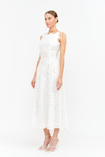 Cargar imagen en el visor de la galería, Vestido Midi Blanco con Encaje Floral