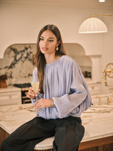 Cargar imagen en el visor de la galería, Blusa lila de mangas amplias