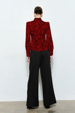 Cargar imagen en el visor de la galería, Blusa animal print roja