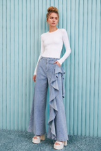 Cargar imagen en el visor de la galería, Jean Wide Leg con Volantes – Elegancia con un toque diferente