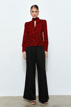 Cargar imagen en el visor de la galería, Blusa animal print roja